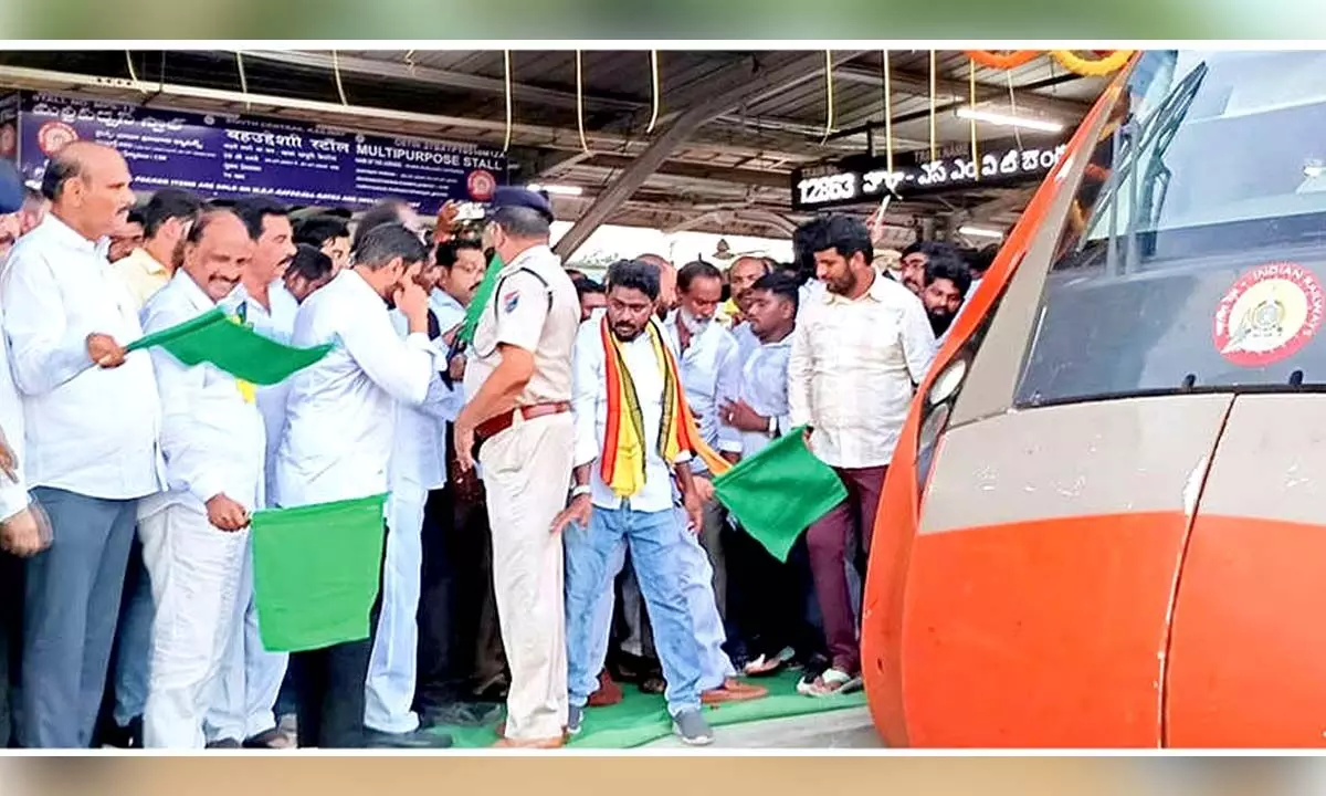 Minister welcomes ‘Vande Bharat’ at Eluru station