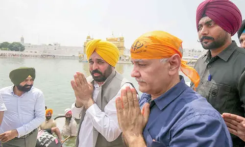 Sisodia visits Golden Temple, prays for Kejriwal’s release