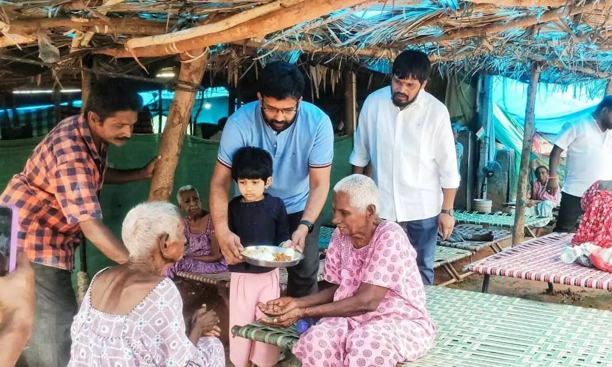 Jakkampudi participates in Annadanam