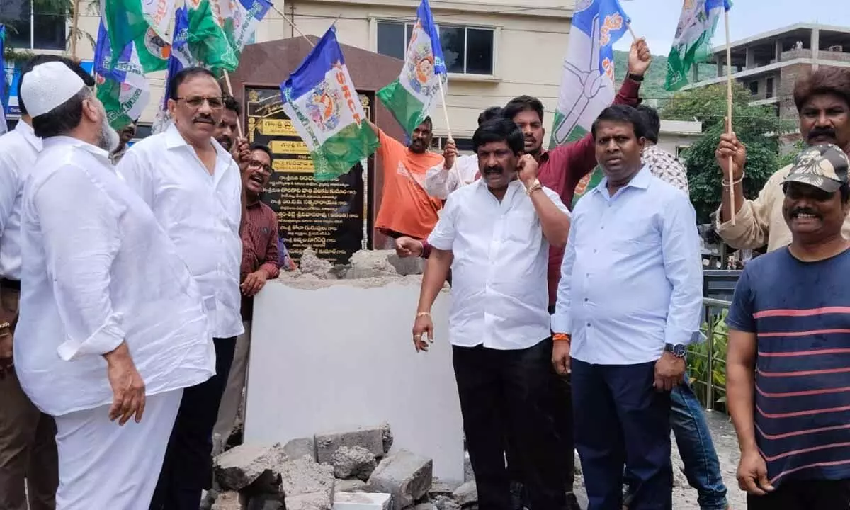 A statue of YSR gets demolished