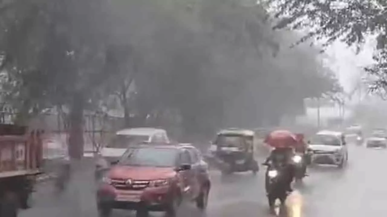 Rain lashes parts of Delhi