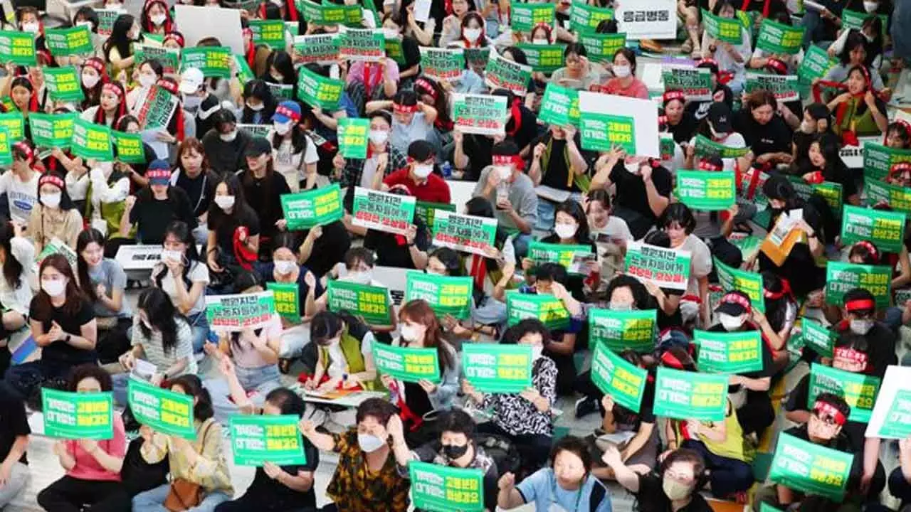 Most nurses, medical workers in S.Korea call off planned strike