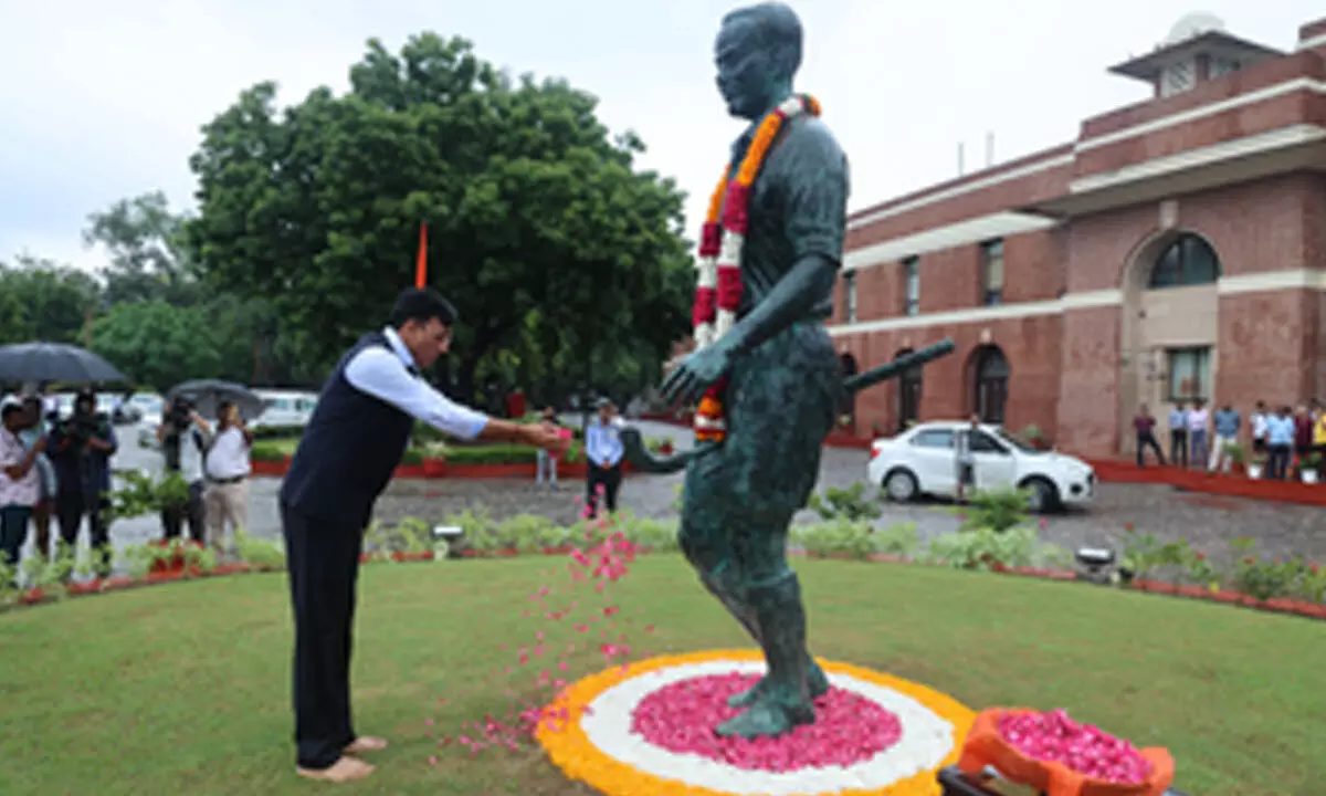 National Sports Day: Mansukh Mandaviya pays floral tribute to Major Dhyan Chand