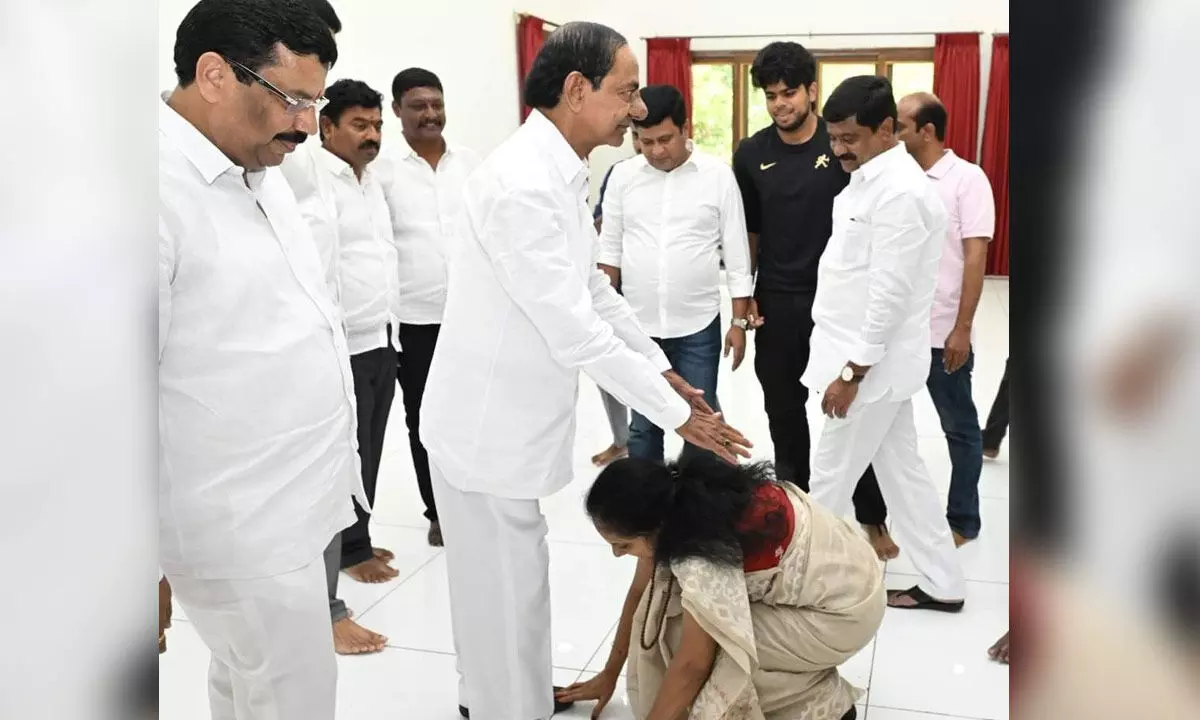 KCR turns emotional on meeting Kavitha