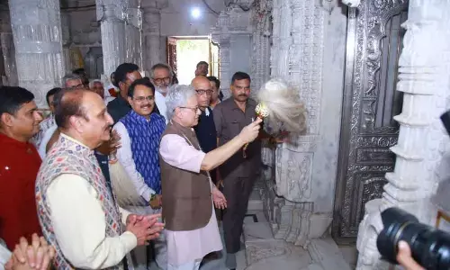 Governor visits Kolanupaka temple