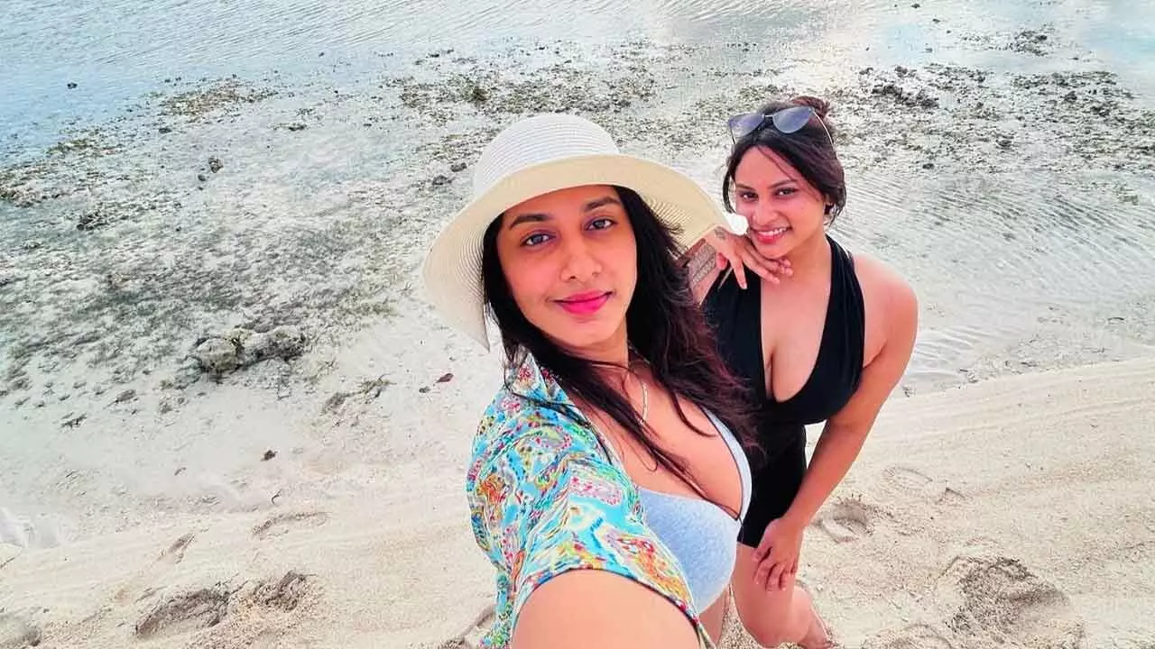 Vishnu Priya enjoys beach vacation with her sister