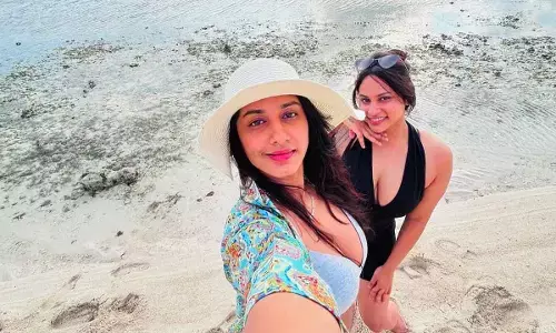 Vishnu Priya enjoys beach vacation with her sister