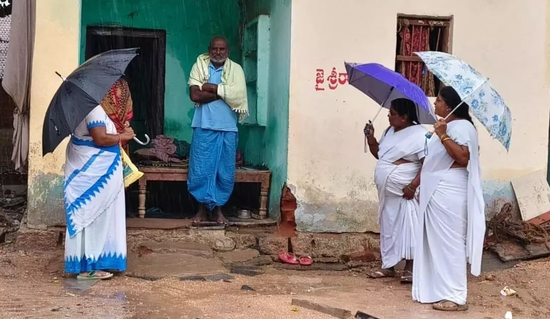 Medical Staff Unfazed by Rains, Conduct Fever Survey in Wards and Villages