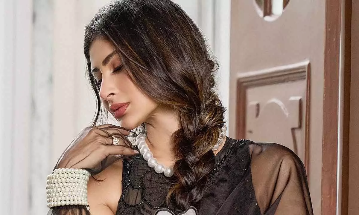 Mouni Roy leave fans in awe