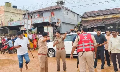 SP K Pratap Shiva Kishore supervising rescue operation at field-level in Nuzvid mandal