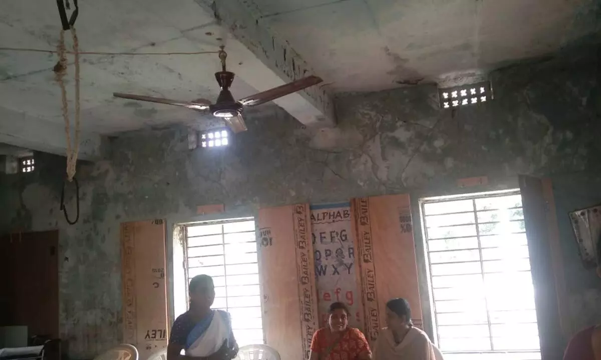 Cracks in school building gives nightmares to students in Nagarkurnool