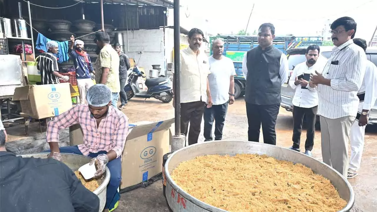 Nellore Municipal Corporation supplies 2.5L food packets to flood victims