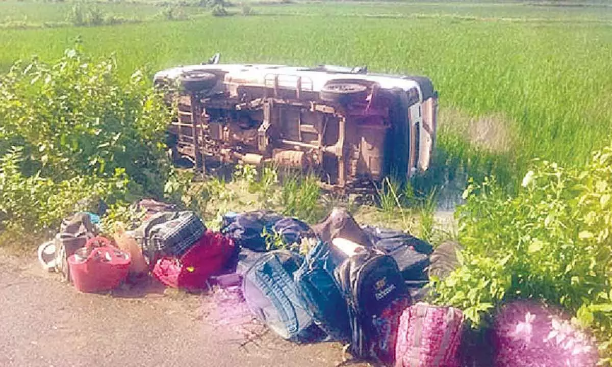 6 kids sustain minor injuries as school van overturns