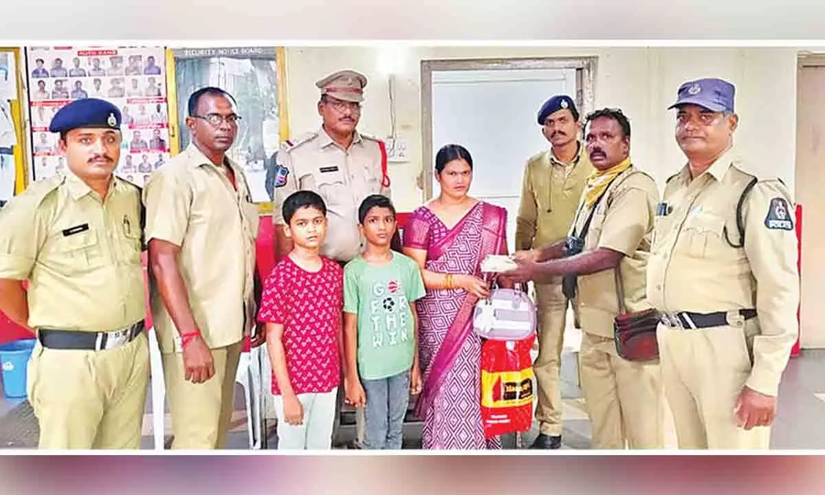 RTC employees return lost bag with Rs. 2 L to passenger