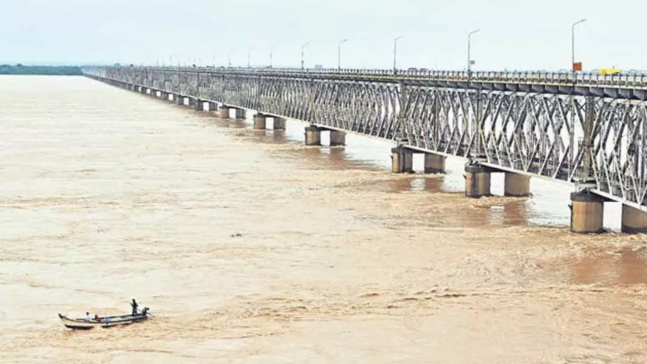 Godavari river in spate: inflow increases at Dowleswaram