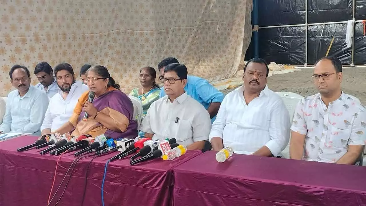 Rajamahendravaram Ganesh Utsav Committee representatives Jakkampudi Vijaya Lakshmi and Challa Sankara Rao speaking at a media conference in Rajamahendravaram on Thursday