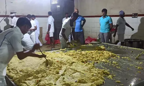 Inmates of Rajahmundry Central Jail preparing food for flood victims