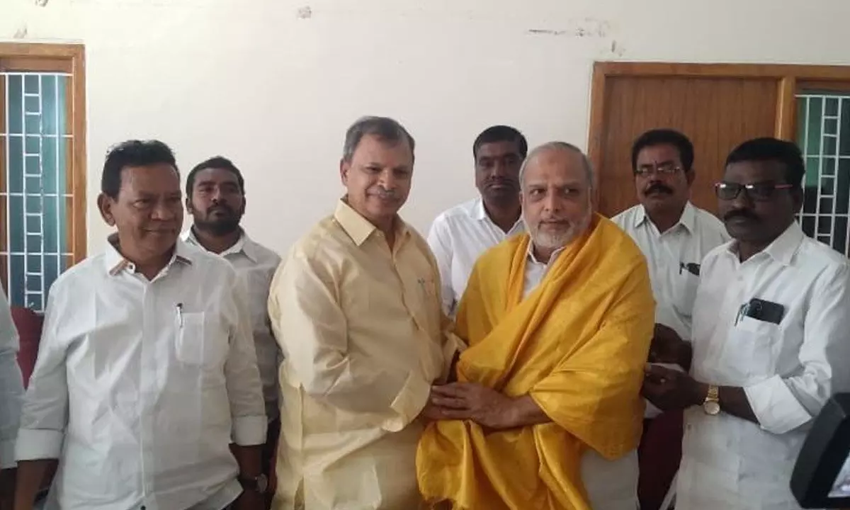 Congress leader Dr Narreddy Tulasi Reddy congratulating Afzal Khan over his appointment as the party city president