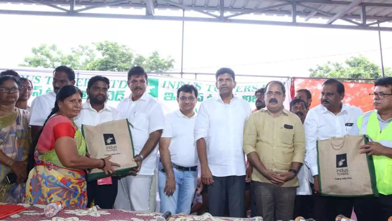 Indus Towers distributes 1000 relief kits to flood-affected communities in Andhra Pradesh