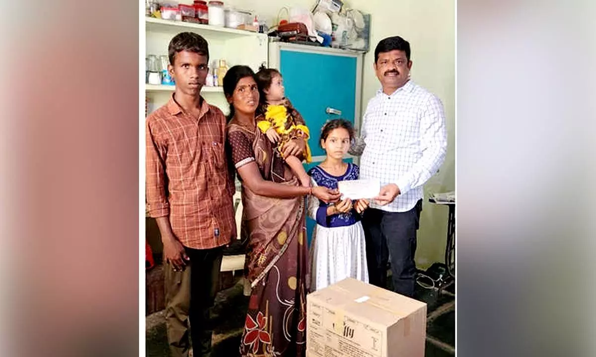 ‘Amma Trust’ donates for a girl’s medical expenses