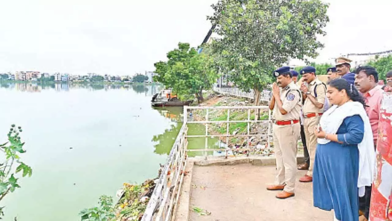 Sudheer Babu inspects Saroornagar Lake