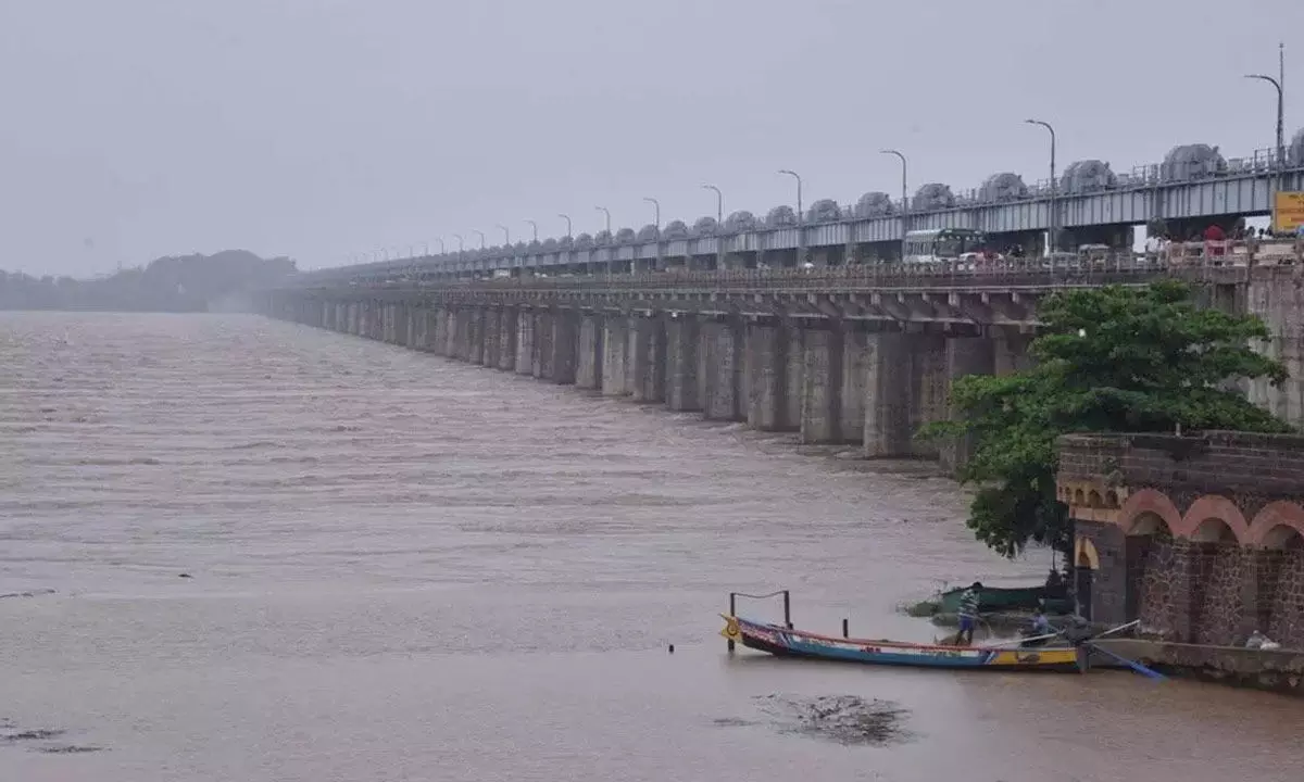 Godavari overflows at Dowleswaram barrage, first warning issued