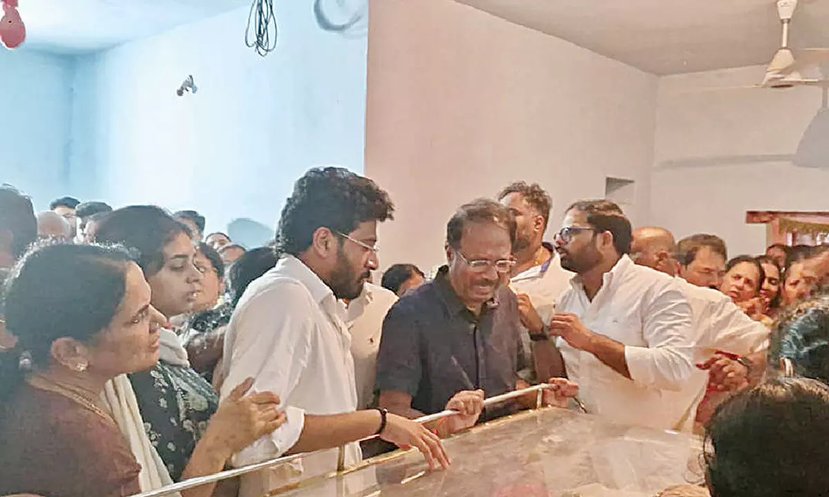 Dr Laxma Reddy,  former Health Minister  weeps unconsolably,  after seeking the body  of his wife Swetha Reddy