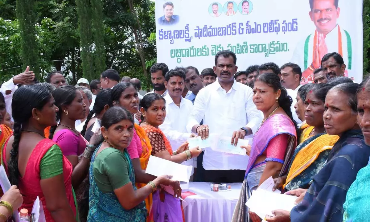 MLA distributes KL, SM cheques