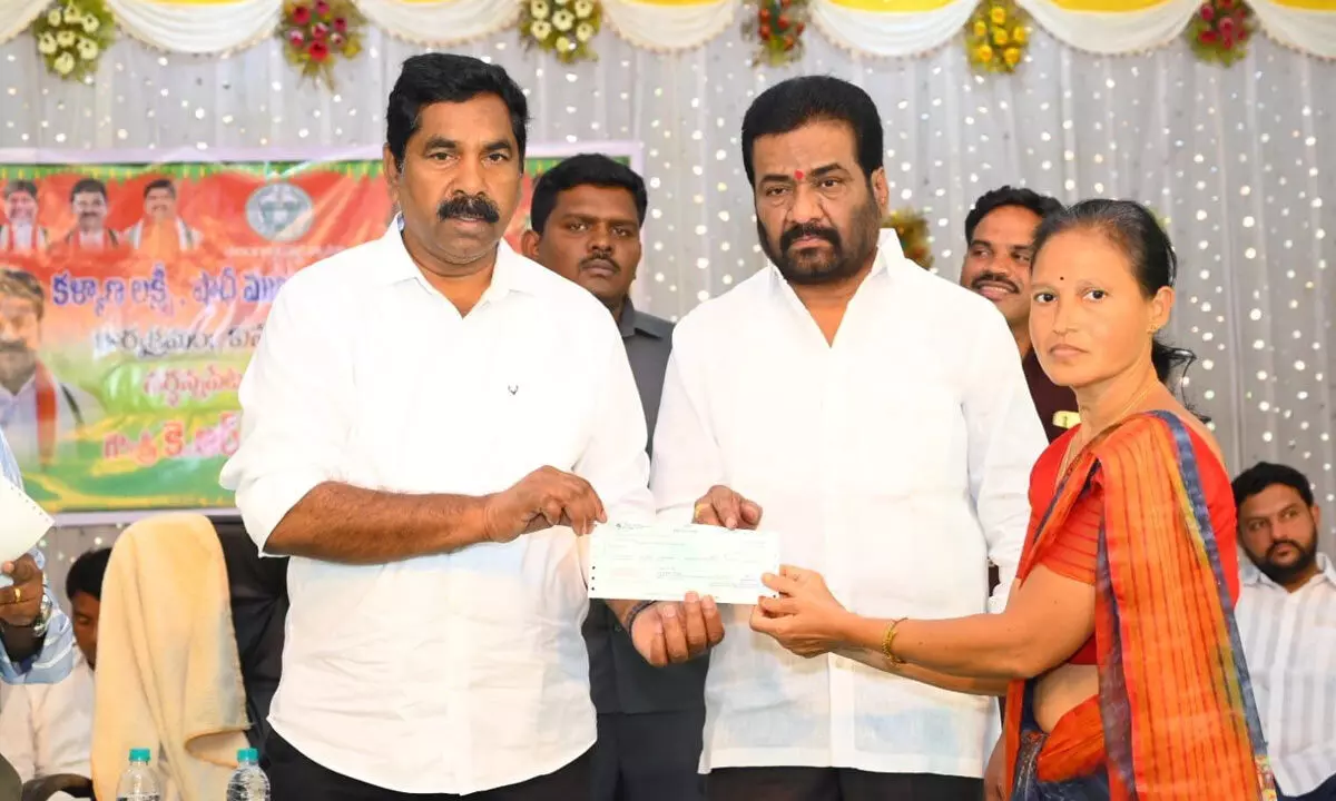 MLA Nagaraju distributes Kalyana Lakshmi cheques