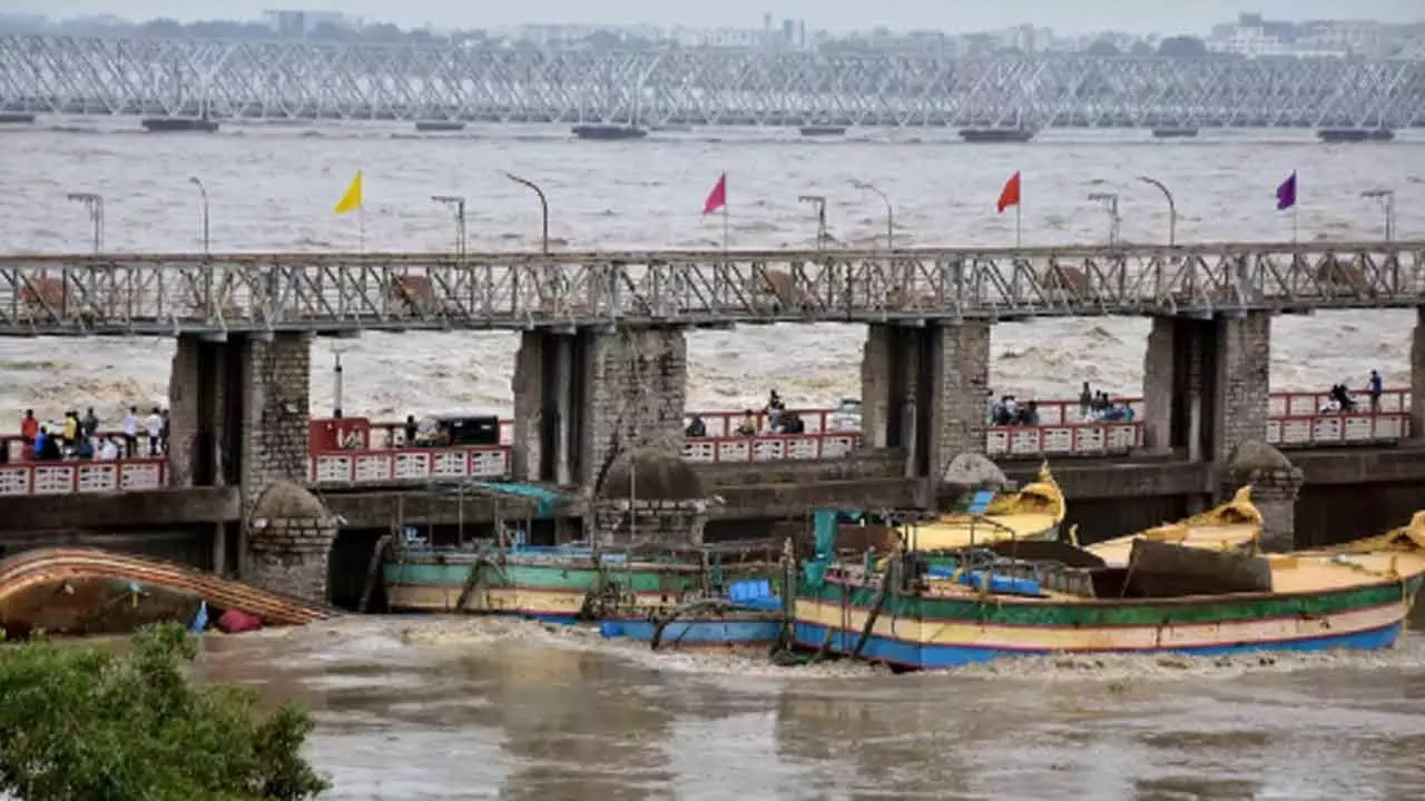 Andhra Pradesh: Air balloons to be used to remove stranded boats at Prakasam Barrage