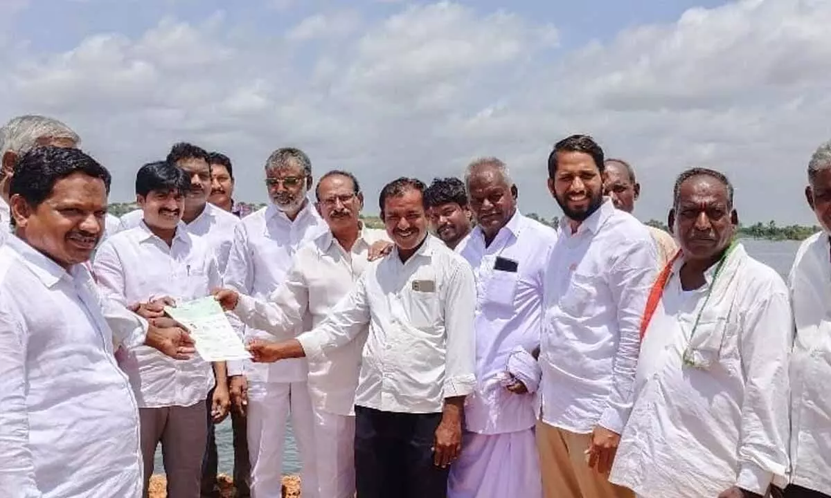 Alampur MLA Visits Flood-Affected Chinnonipalli Reservoir, Urges Expedited Work to Prevent Crop Damage