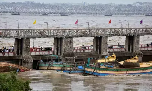 Andhra Pradesh: Air balloons to be used to remove stranded boats at Prakasam Barrage