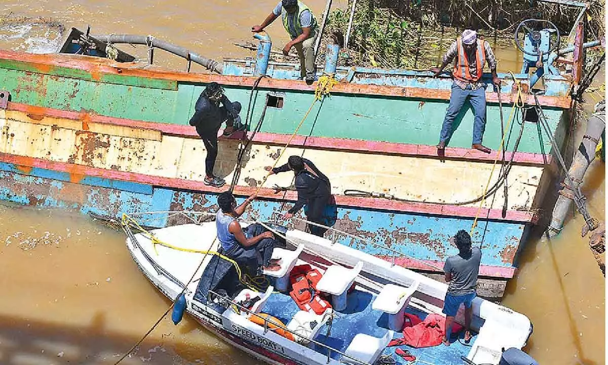 Scuba divers roped in to remove boats