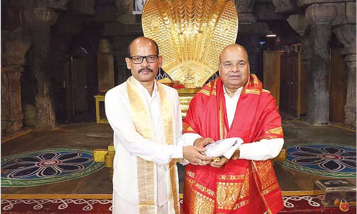 Karnataka Governor worships Lord Venkateswara