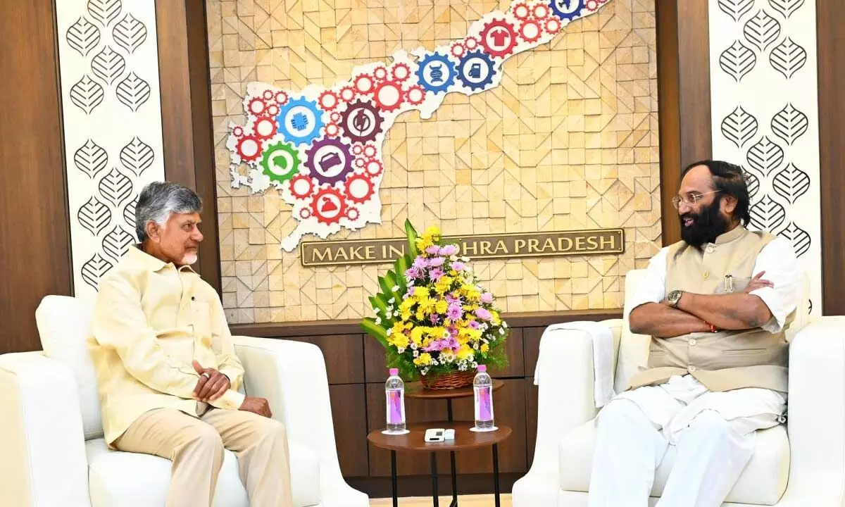 Telangana minister Uttam Kumar Reddy meets Chandrababu, discusses on floods