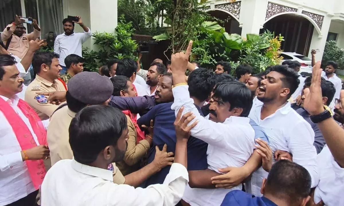 Arekepudi with scores of supporters tries to storm Kaushik Reddys house