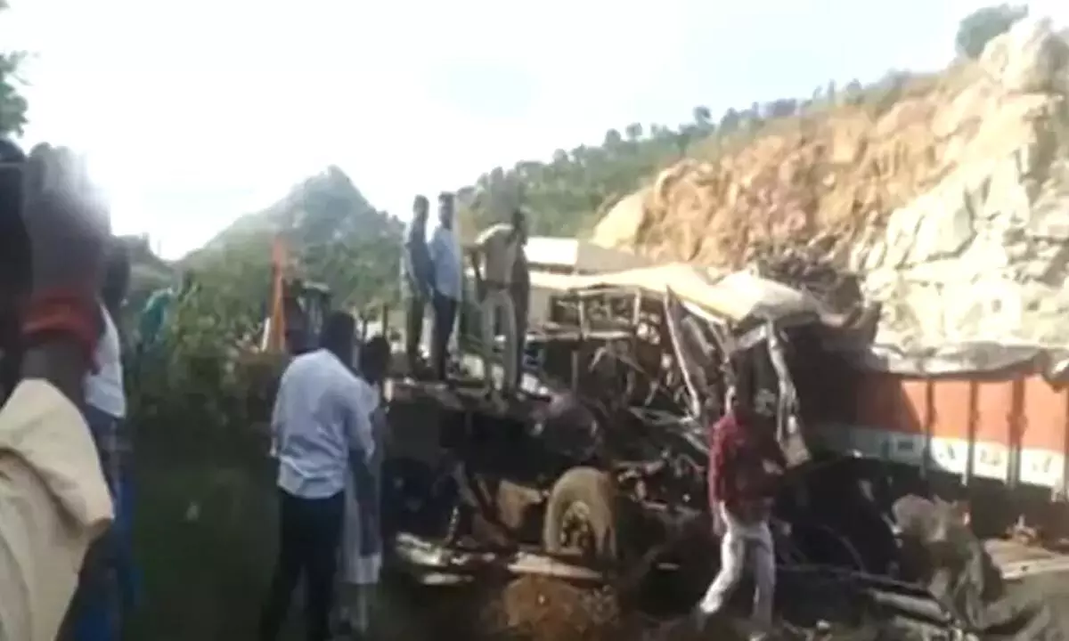 Six dead and several injured after lorry and bus collided in Chittoor