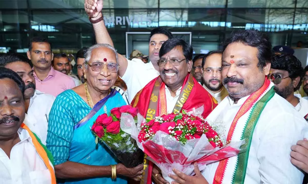 Secunderabad Cantonment MLA Sriganesh Welcomes AICC Secretary Vishwanathan Perumal at Shamshabad Airport