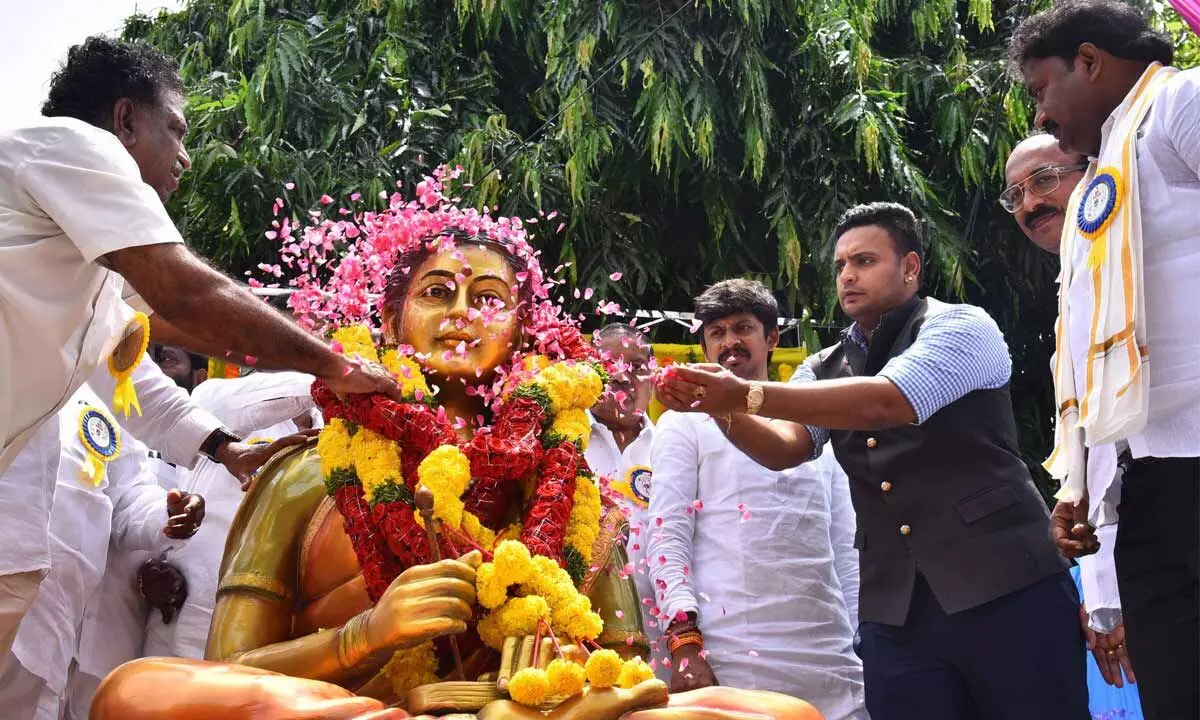 Mysore Maharaja Yaduveer Krishnadatta Chamaraja Wadiyar paying floral tributes after unveiling Telugu poet Atukuri Molla’s statue at Tummalapalli Kalakshetram in Vijayawada on Saturday   Photo: Ch Venkata Mastan