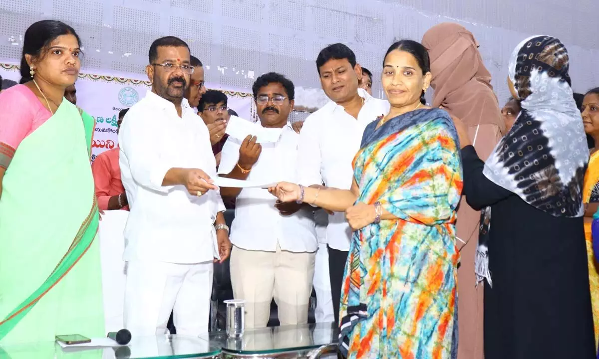 Warangal West MLA Naini Rajebder Reddy giving away a cheque to Kalyanalaxmi beneficiary in Hanumakonda on Saturday