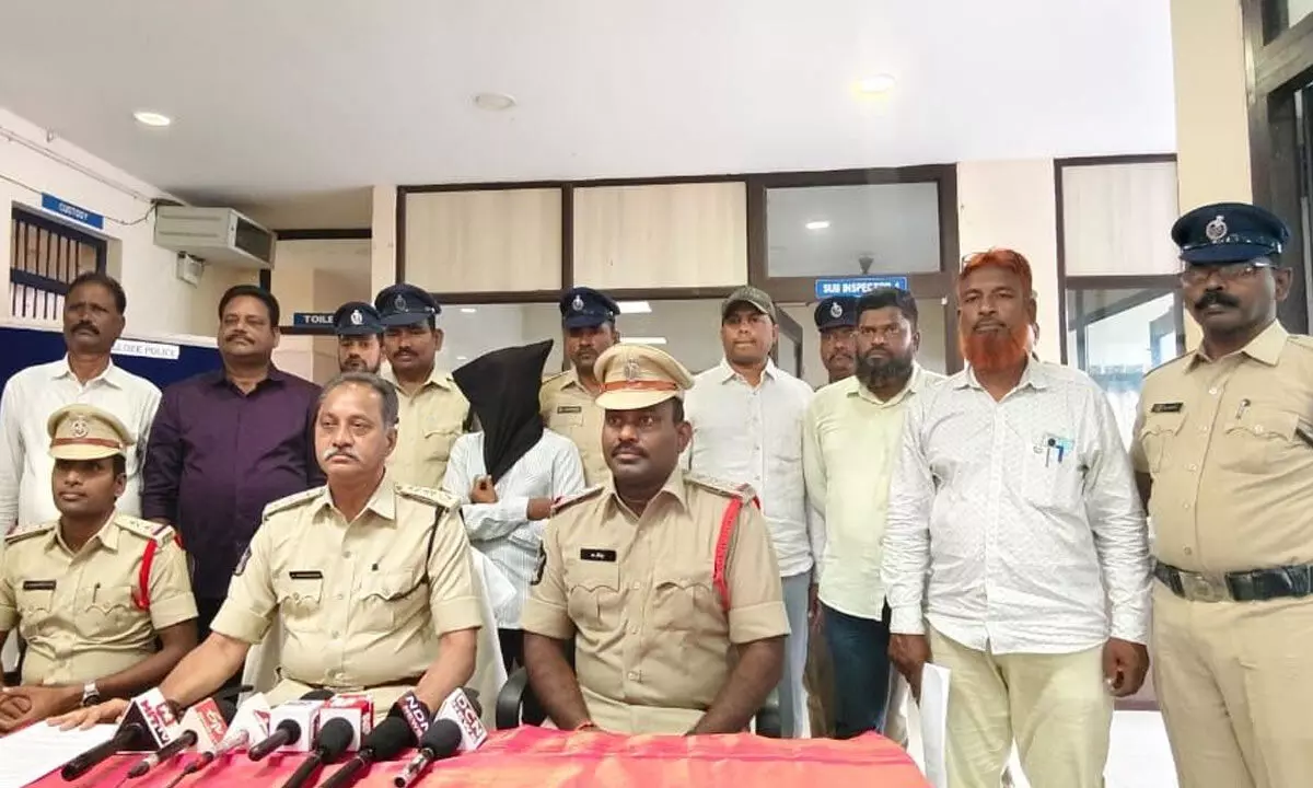 Nellore Rural DSP Gattamaneni Srinivasa Rao producing the  accused before the media in Nellore on Sunday