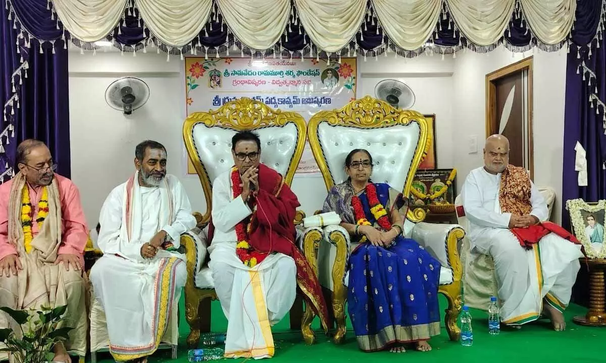 Dhulipala Mahadeva Mani delivering a speech at the Samavedam Ramamurthy Sarma Foundation award ceremony.