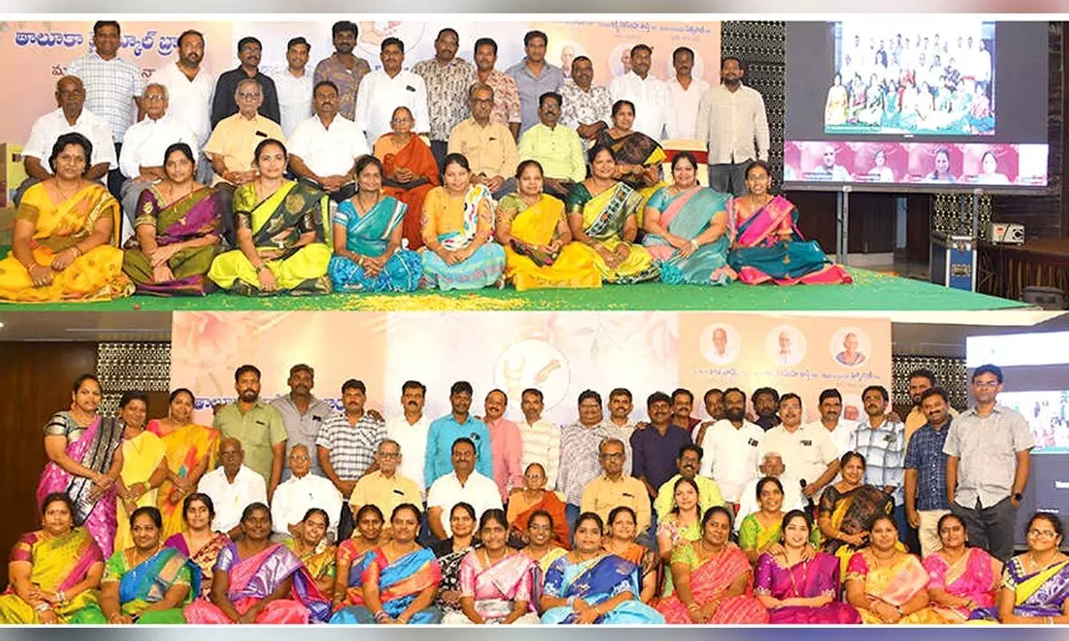 Ex-students of Tenali Taluk School felicitate teachers