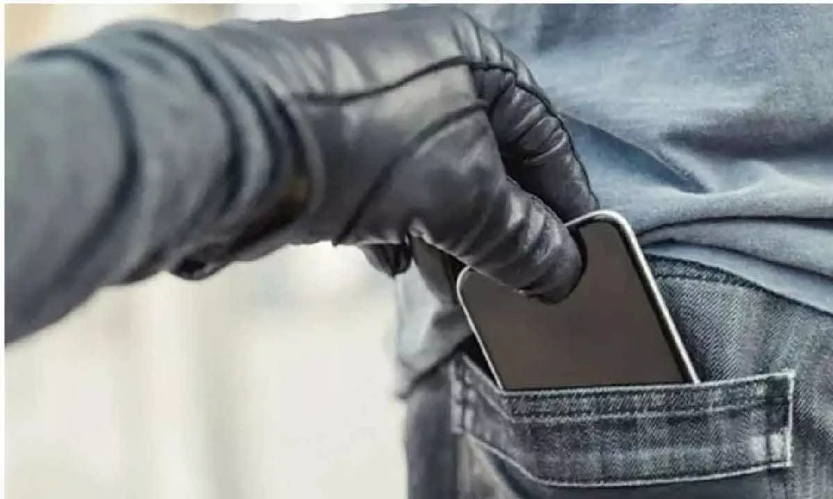 3 held for smuggling stolen mobile phones to B’desh