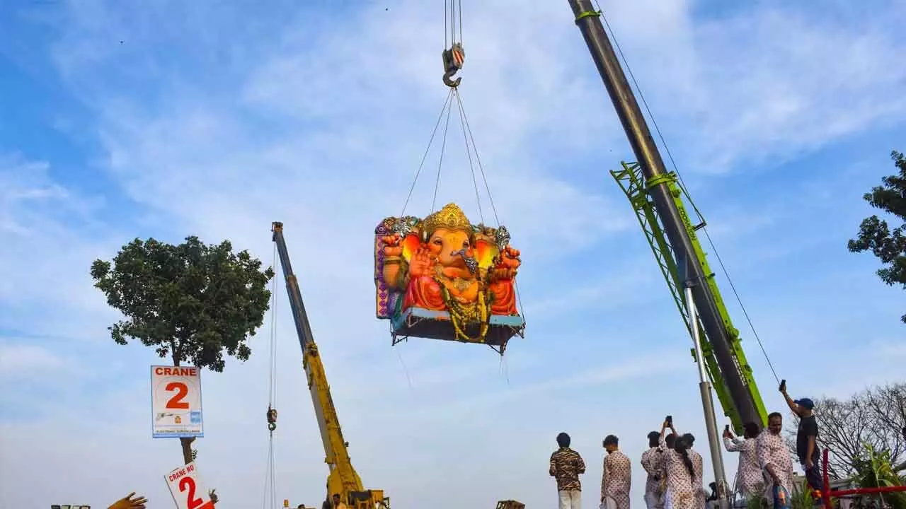 Hydraulic Crane Technology Facilitates Speedy Visarjan of Maha Ganesh Idol