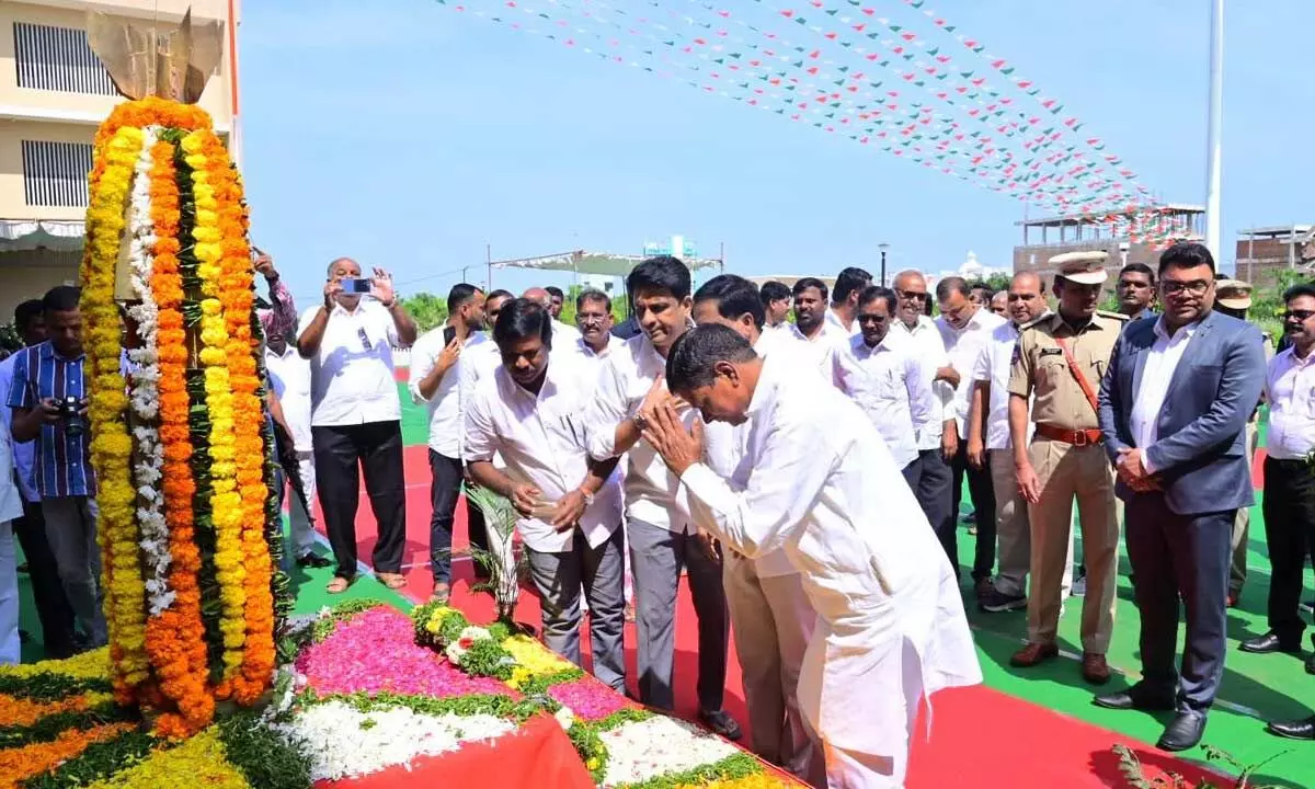 Praja Palana Dinotsavam: Planning Commission Vice Chairman G. Chinna Reddy Unfurls National Flag