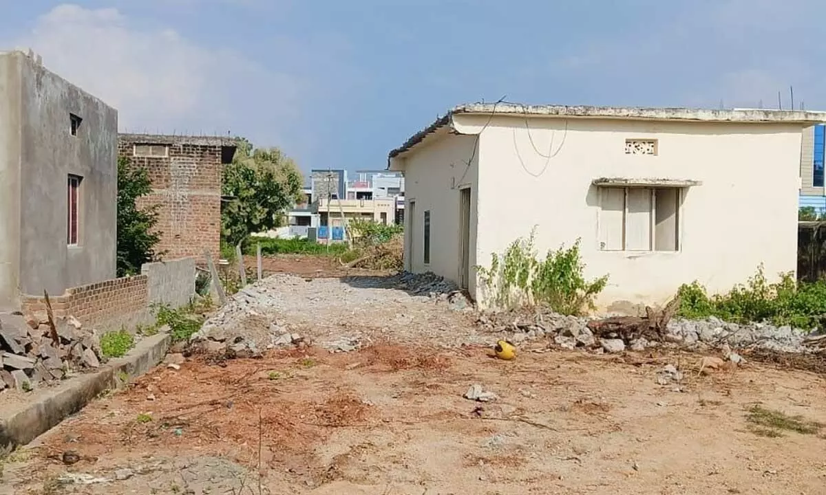 Women’s Fed building demolished for laying road