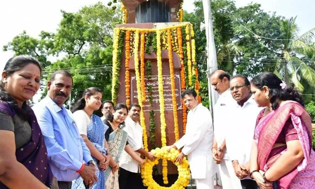 Minister D Sridhar Babu offered tributes to Telangana martyrs in Karimnagar.