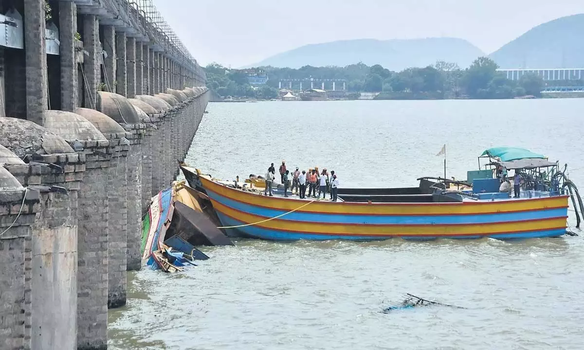 One boat weighing 40 ton trapped at Prakasam Barrage retrieved