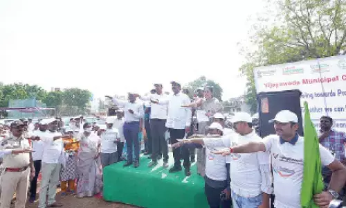 Swachandhra Corporation MD Gandham Chandrudu, VMC Commissioner HM Dhyana Chandra, Vijayawada Central MLA Bonda Umamaheswara Rao and others taking a pledge at the Swachhata Hi Seva campaign at Makineni Basava Punnaiah VMC stadium in Vijayawada on Tuesday